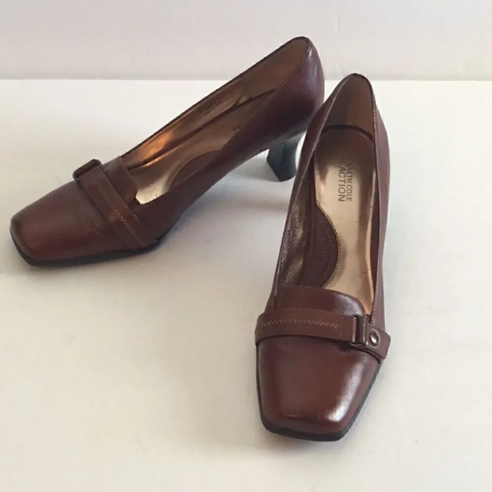 KENNETH COLE career shoe in brown with 2 1/2” heel